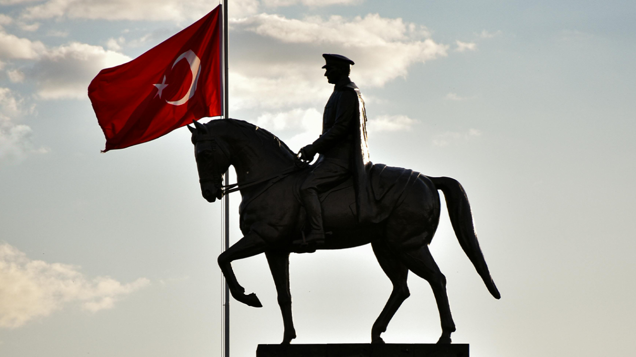 ATATÜRK’Ü TEMSİL EDEN HEYKEL, BÜST VE ABİDELERİ VEYAHUT ATATÜRK’ÜN KABRİNİ TAHRİP ETME SUÇU
