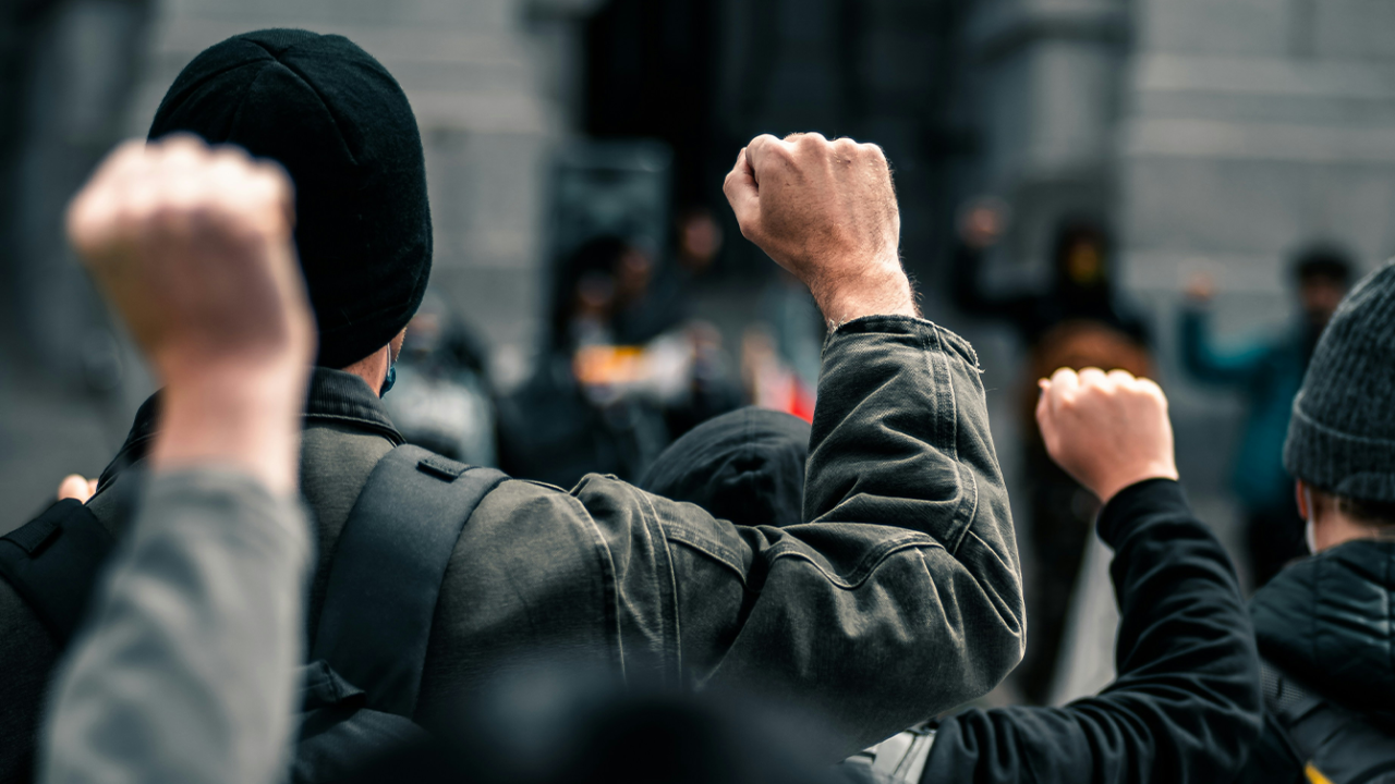 HALKI KİN VE DÜŞMANLIĞA ALENEN TAHRİK SUÇU