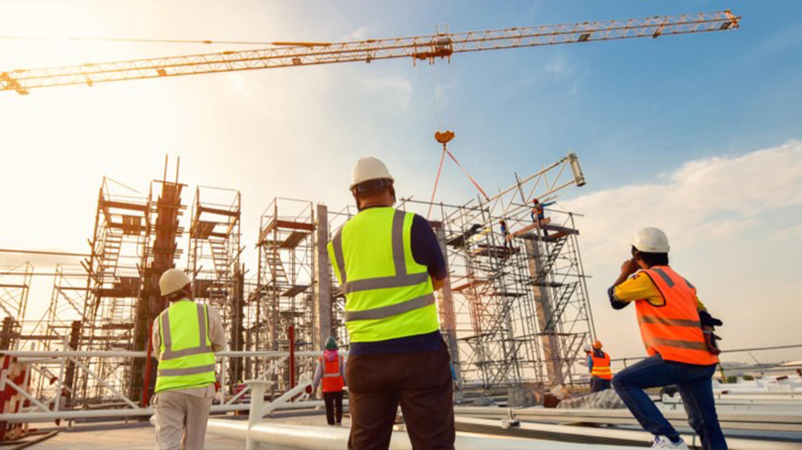 Romanya’da 2025 çalışma izni kotası — inşaat sahasında çalışan işçiler